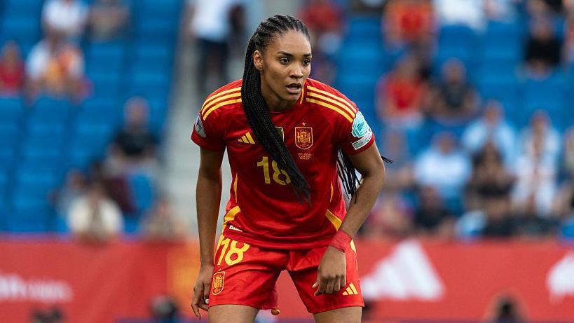 Salma Paralluelo in action for Spain during a match