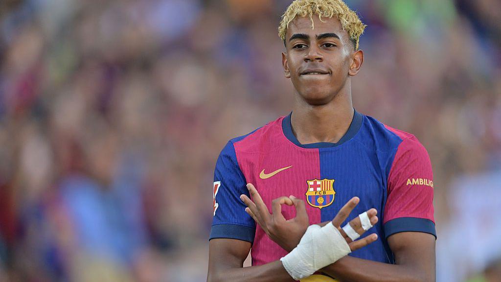 Lamine Yamal makes 304 with his fingers, his postcode back in Mataro
