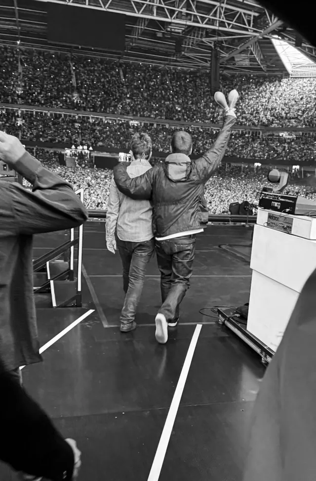 Oasis walking on stage