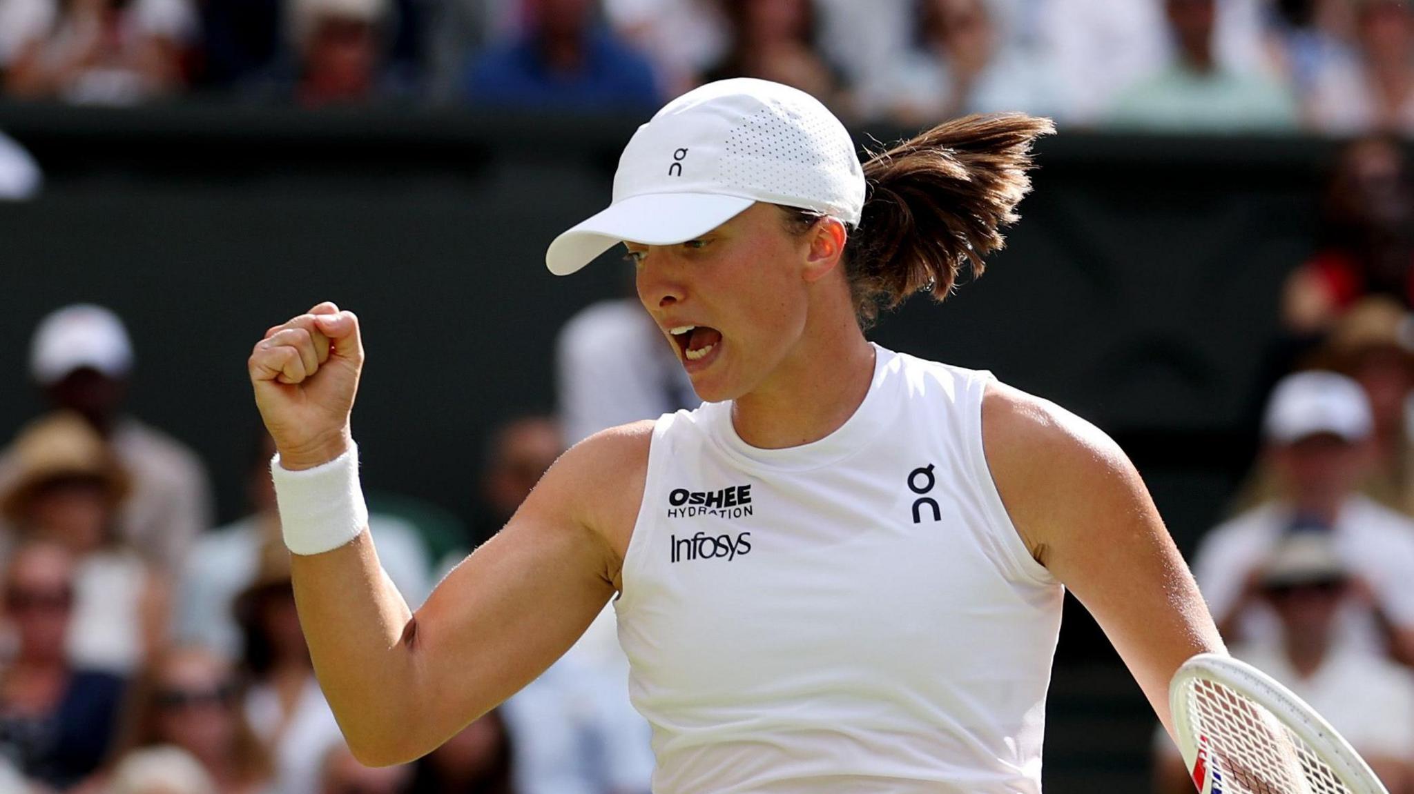 Iga Swiatek celebrates her Wimbledon victory